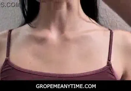 La jeune femme aux gros nichons ariel senvoie en lair dans le jacuzzi.