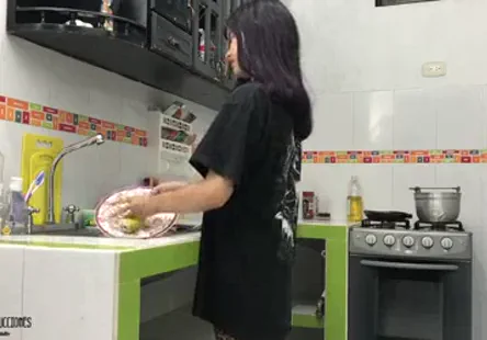 Une ado suce une bite et baise son cul avec un gros gode