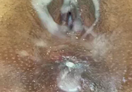 Une écolière coquine samuse avec elle-même sur snapchat.