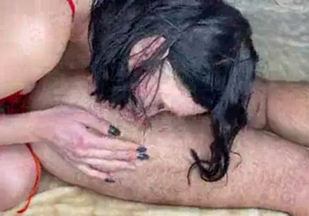 Suçant la bite de mon mari, il me lèche le cul.