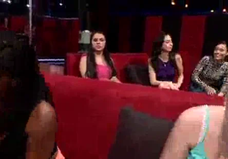 Je me doigte en regardant une star du porno.