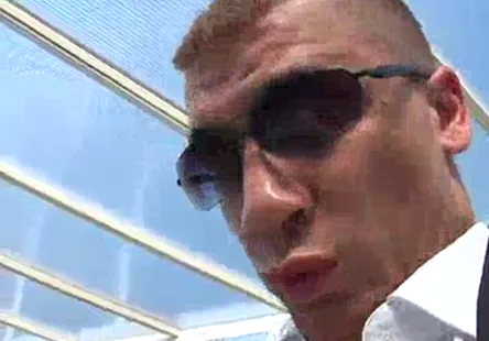 Adolescente se masturbe avec une creampie chaude.