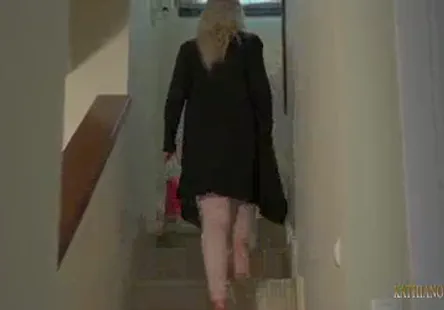 La femme de ma belle-mère se masturbe à trois, et elle adore me chevaucher.