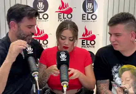 Une fille sexy aux gros seins avec des lunettes baisée et crêpée.