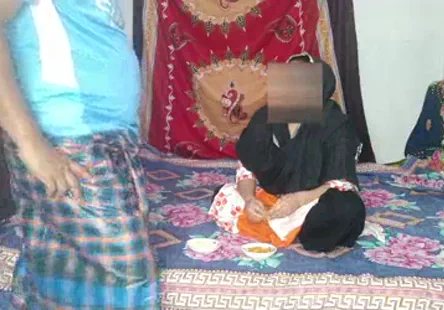 Une blonde aux gros seins se masturbe sur une bbc et jouit sur moi.