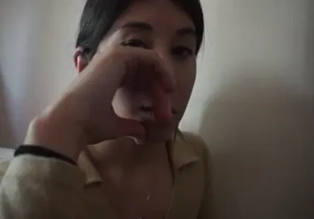 Une femelle aux gros seins se masturbe avec des sex toys.