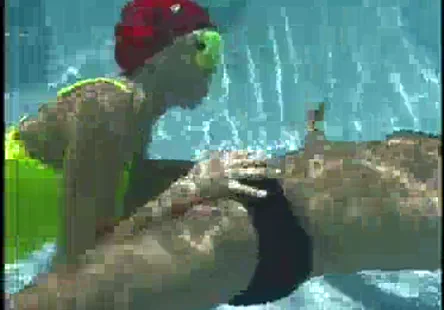 Un jeune garçon se masturbe au lit et jouit.