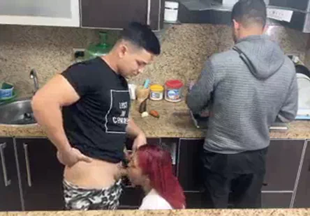 Je suis une adolescente bien foutue qui baise son petit ami devant la caméra.