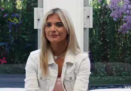 Une adolescente se masturbe pendant que son copain baise sa chatte mouillée