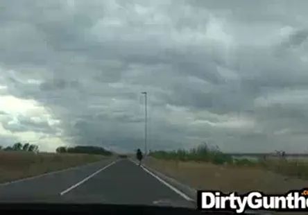 Une jeune fille qui senvoie en lair en public.