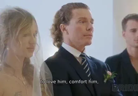 Satine phoenix est une parfaite esclave qui se fait ligoter et baiser par son maître le 25 décembre 2007.