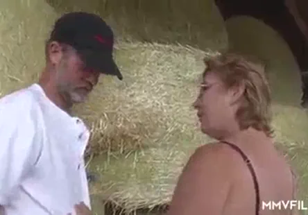 Lèche-cul sous la douche, elle adore ça