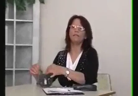 Sissy jouit avec des perles anales dans son cul.