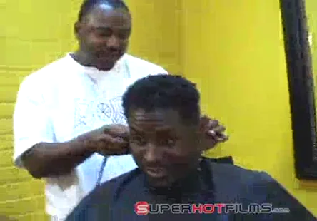 Une jeune fille aux gros seins prend une énorme charge sur ses seins.