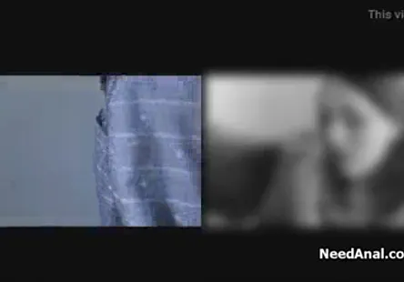 Une jeune femme sexy aux seins généreux baise sur le canapé.