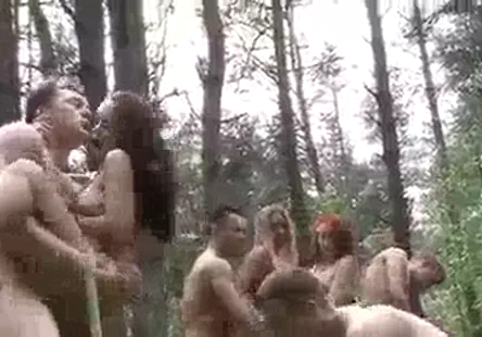 Un petit garçon en train de baiser son cul en levrette.