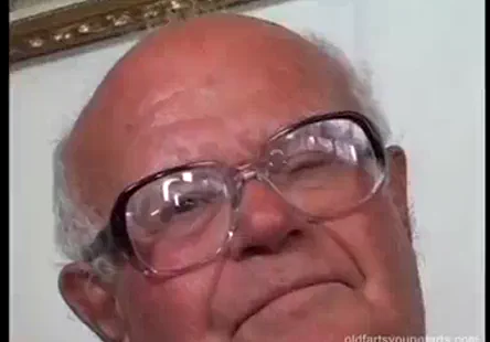 Jeune adolescente se baise jusquà lorgasme.