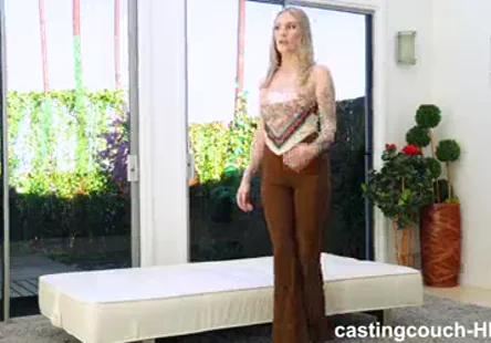 Une ado bien foutue senvoie en lair avec un gros godemiché.