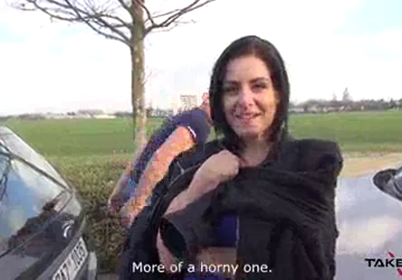 Une salope avide de bite sencule avec un godemiché.