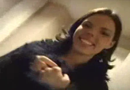 Une jeune fille innocente doit être silencieuse dans la douche.