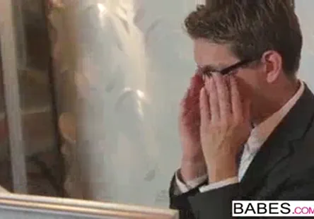 Une jolie blonde se fait branler dans la douche et se fait faire le visage.