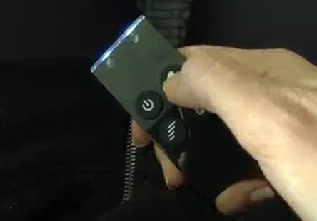 Une jeune blonde joue avec son gode avant de se faire baiser.