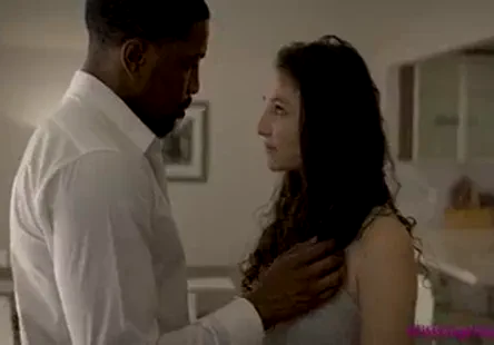 Une blonde sexy en talons rouges se fait baiser le cul.