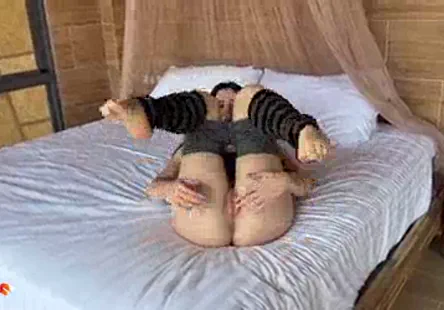 Une jeune fille bronzée se fait baiser dans le cul par une bite.