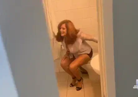 Une petite amie suce ma grosse bite et maspire le sperme.