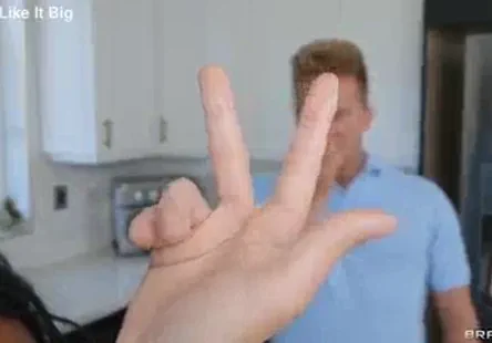 Adolescente sexy suçant une bite et baisant dans le cul.