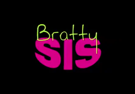 Une jeune fille mignonne aime baiser et jouer avec un godemiché.