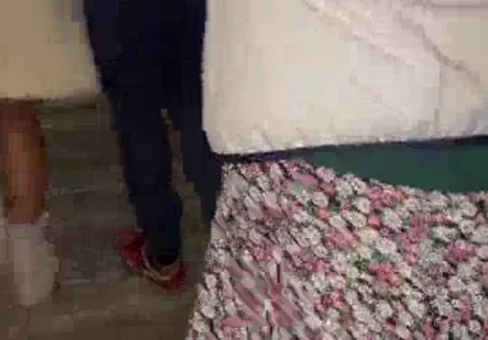 Je me masturbe avec un préservatif tout en jouant avec ma bite et je jouis.