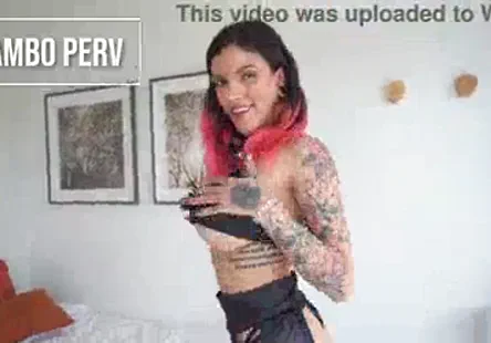 Une blonde sexy fait lamour avec son petit ami.