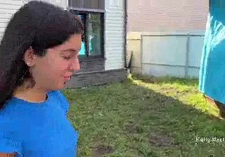 Un trio avec deux filles coquines après une partie de ping-pong.