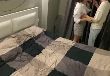 Une femme amateur sexy suce une bite sur une caméra. elle se fait éjaculer dans la bouche.