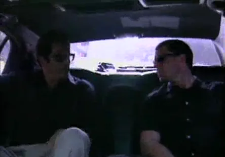 Un mec en talons hauts se tape un bbc sur webcam.