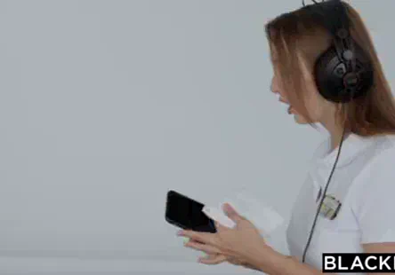 Adolescente latina mignonne avec une chatte serrée et un buisson poilu.