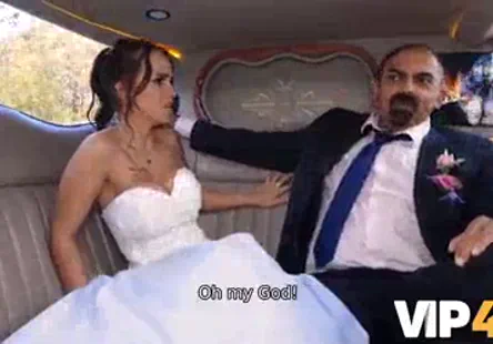 Je doigte le cul et la chatte de ma femme.