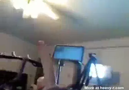 Une adolescente brune aux gros seins baise son gros cul et sa bouche avec un gode.