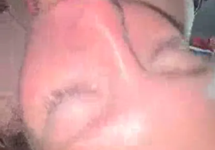 Une adolescente se fait sucer par une grosse bite et se fait crêper le chignon sur un canapé.