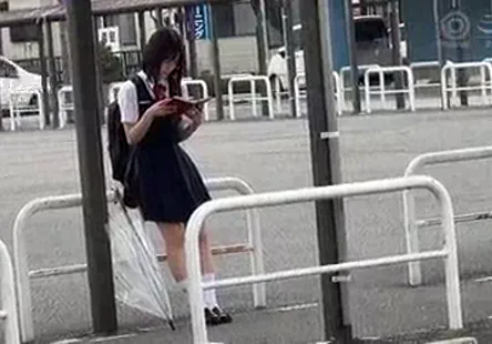 Une adolescente amateur se fait baiser en levrette.