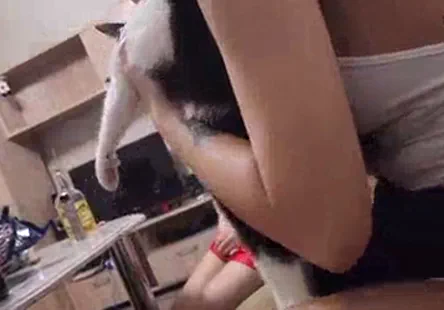 Une jeune fille au gros cul baise et avale dans les escaliers.