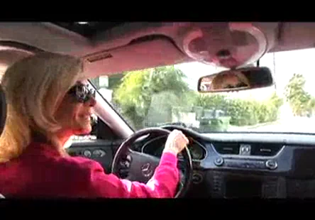 Une fille coquine avec un sourire sexy et une chatte juteuse.