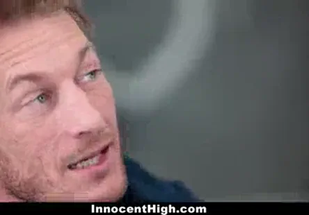 Adolescente se fait pilonner par une grosse bite.