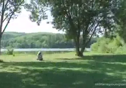 Une jeune fille aux gros seins se masturbe dans la baignoire.