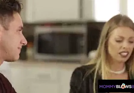 Ma belle-fille brune aime jouer avec ma bite.