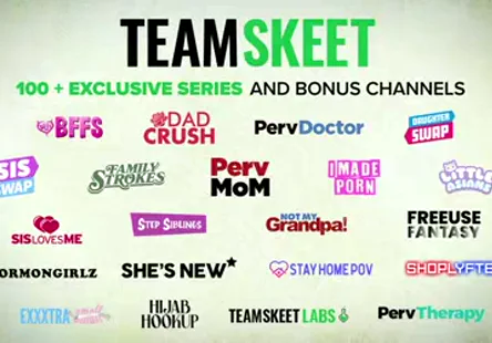 Jeune étalon se branlant et éjaculant dans les toilettes.