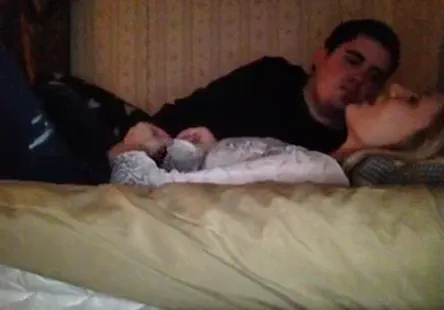 Une femme amateur baise son mari avec un énorme gode et gémit beaucoup de sperme.