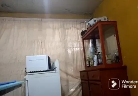 Un jeune homme en train de se faire baiser au bord de la piscine.