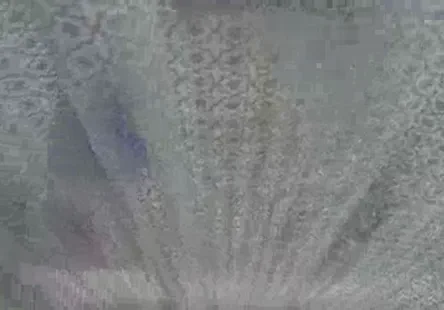 Une jeune fille aux gros seins samuse avec elle-même après lécole.